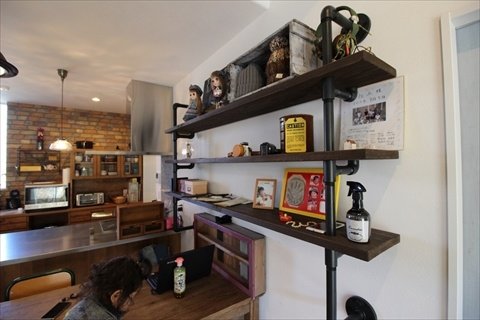 棚/カスタムオーダーのガスの鉄管を用いた飾り棚です。一本一本、ミリ単位でガス管を切断し、ねじ山を加工して組み立てあります。棚板は杉の一枚板。施主様こだわりのガス管棚です。