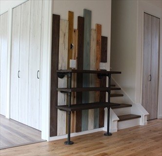 電話棚/電話などを置く棚です。こちらの背面も色とりどりのビンテージウッド。ガスの鉄管と杉の一枚板で棚をお作りしました。