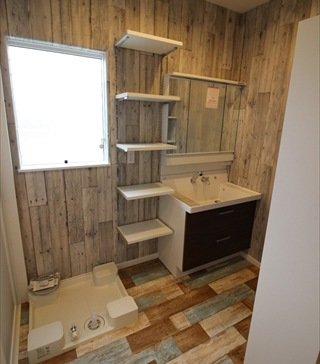 洗面室/洗面化粧台の真横に石鹸・洗剤・タオルなどを置ける可動棚を設置しました。