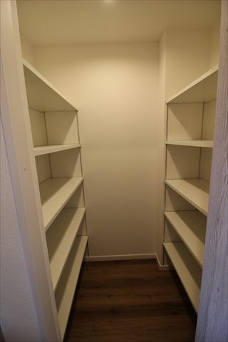 パントリー/通路の一方の収納は、ウオークインできるパントリーです。両サイドとも可動棚で、大容量の収納が可能です。可動棚にすることでライフスタイルの変化に合わせた収納が可能です。