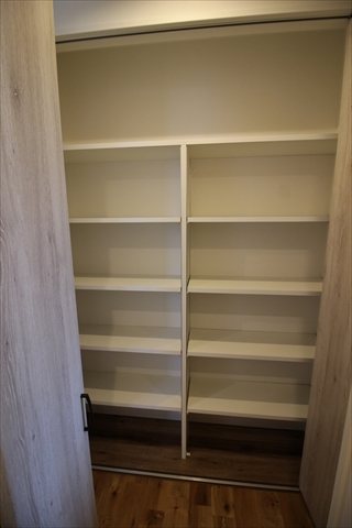 可動棚/通路のもう一方の収納は、一面可動棚です。可動棚にすることでライフスタイルの変化に合わせた収納が可能です。