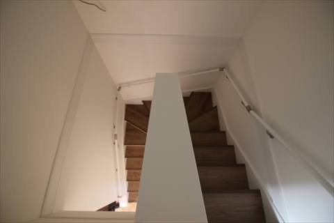 階段/外観と同じく、白とダークブランで北欧風に仕上げました。