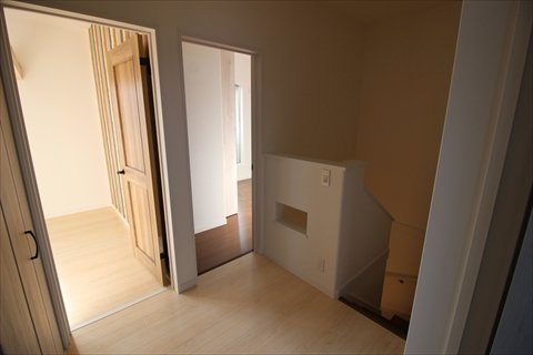 2階ホール/腰壁を四角にくり抜いて“遊び”を設けました。