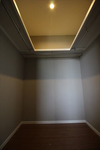 寝室ウォークインクローゼット/洋服や鞄など沢山収納できます。