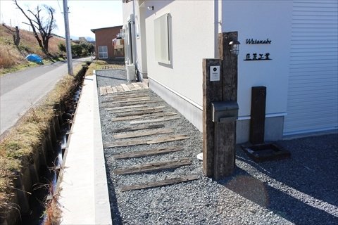 門柱/施主様自作の古材の枕木を使った門柱です。こだわりですね~。(外構工事は、資材だけ当社で用意して、施主様ご自身で施工されました。)