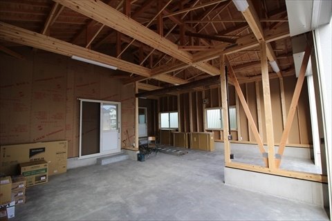 物置/物置にも古材の丸太を使っています。