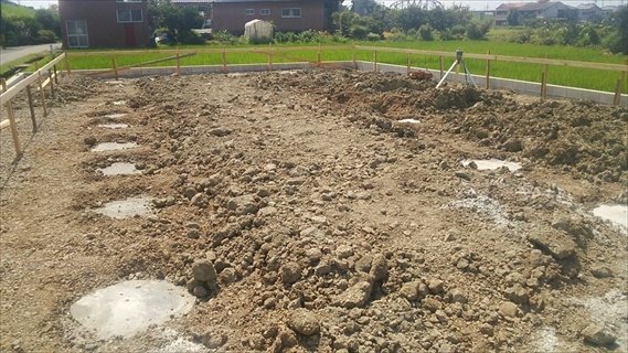 柱状改良/直径60センチ、長さ4mのコンクリートの杭を53本打ち込んで地盤改良(地盤強化)をします。