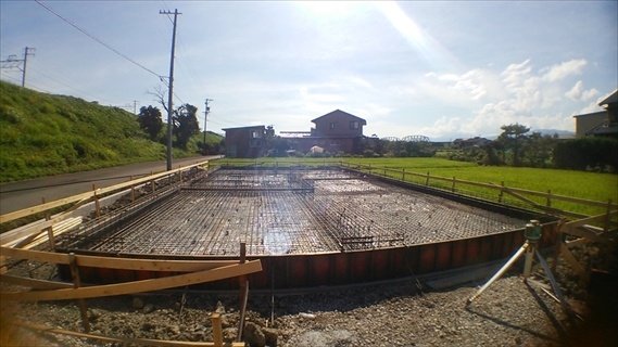 鉄筋検査/生コンを打つ前に、鉄筋の太さや鉄筋の間隔が図面通りに行われているか検査しています。