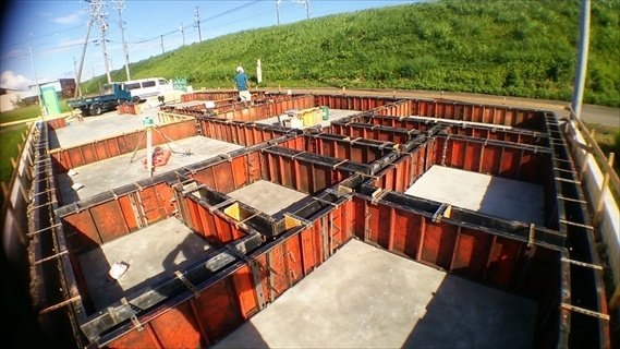 基礎立ち上がりを打つ前の状態です。生コンを打つ前に、図面通りにアンカーが施工されていることを検査しています。