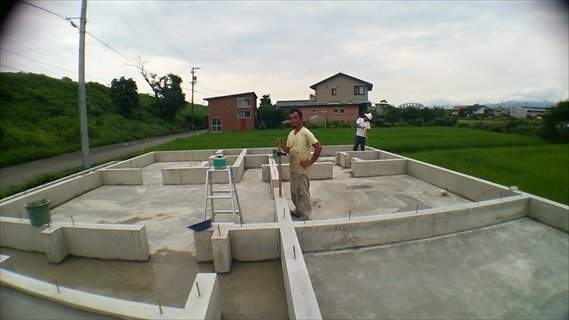 レベルチェック/基礎が水平になっているかを検査しています。