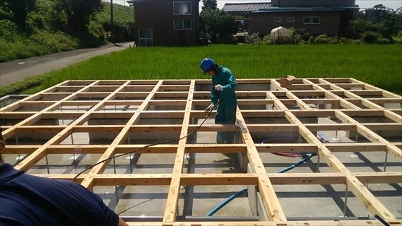 土台伏せ/5年間効果を発揮する強力シロアリ防止剤を散布中です。