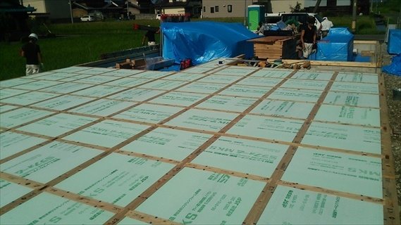 床下断熱材を施工しました。床下の熱を断熱します。