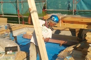 上棟/朝一番、一本目の柱をお客様に立てていただき、上棟スタートです。