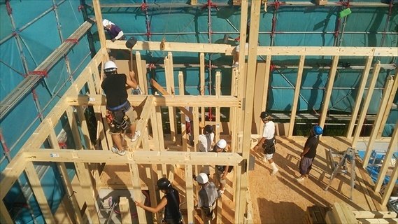 上棟/午前9時。1階の梁を組み立て中。安全第一で順調に進んでいます!