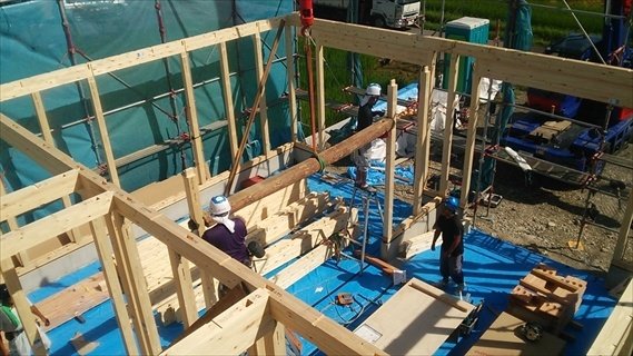 施主様こだわりの古材の丸太を取り付けました。