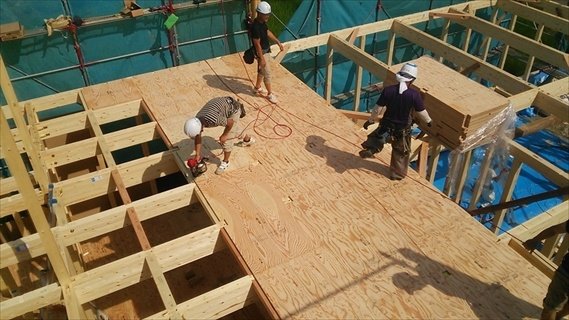 2階の床まで出来上がりました。