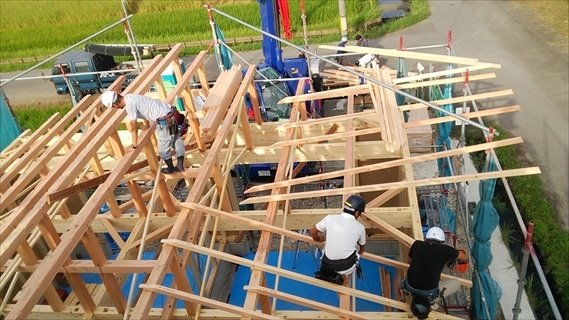 下屋根作り中。