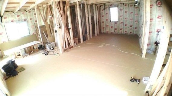 床材の下に防音防火のために、プラスターボードを貼ってあります。