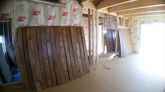 楢の無垢のフローリング。板を並べて色と木目のチェック。また、こうして一日放置することで空気中の水分を十分吸収させ、正常に膨張した状態にします。