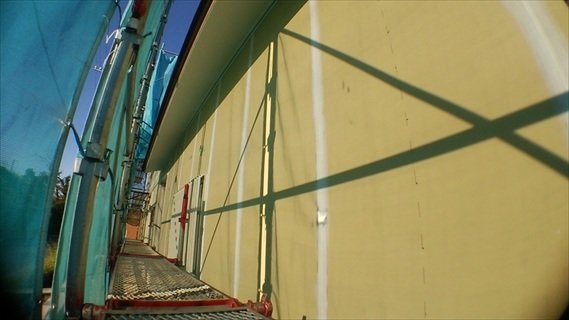 外壁パテ処理。塗り壁の吹き付けのための下地処理。