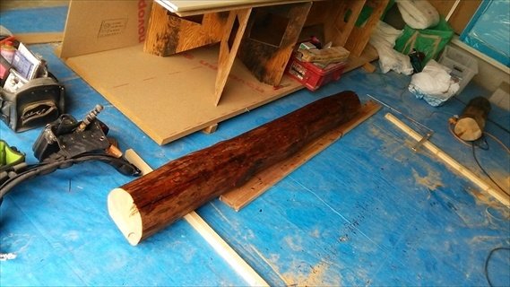 施主様こだわりの古材の丸太。これが天井のアクセントになります。