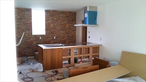 無垢のキッチン施工中。