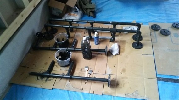 棚受けのガス鉄管を塗装中。