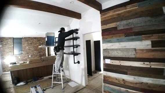 パイプの構造を生かしたガス鉄管棚を施主様と造作中です。