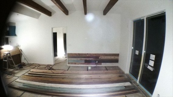 いろんな色の大きさや厚みが異なる板を施主様と相談しながら、貼っていきます。