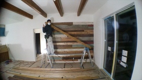 トータル的なデザインやバランスを考えて、板を仮に並べて、デザインを確認しながら板を貼っていきました。