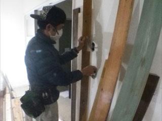 電話台の背面の壁も先ほどの壁と同様に施主様と相談しながら、一枚一枚、全体のデザインを考えて貼っていきます。