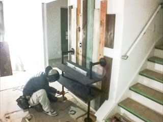 ガス鉄管の電話台を取り付けて、もうすぐ完成です。