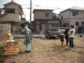 施主さんと一緒に地鎮祭。地元の神主さんにお願いしました。