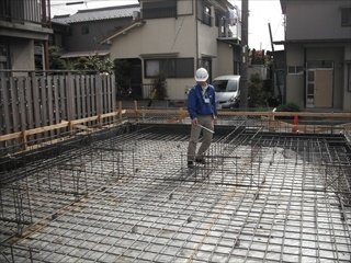 鉄筋検査。外部の検査員を呼んで鉄筋検査などを法定検査は必ず行っています。
