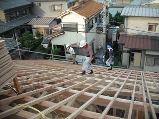 長く打ち合わせをしてきて、図でしかなかったお家が、カタチになった瞬間です。これから大工の本番です！