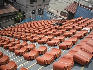 S字瓦を葺く直前の様子。