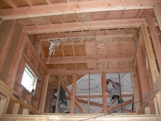 思い出の御幣／御幣(ごへい)には、施主様のご家族の名前、上棟日、職人みんなの名前が入っています。