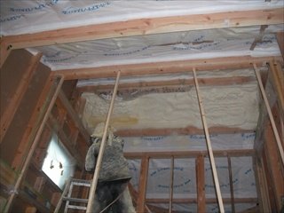 ウレタン断熱材を吹付け中。隙間なく吹付けることで冬はポカポカ、夏はクールになります。