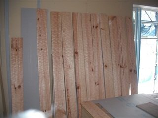 玄関の名栗（なぐり）調に使う無垢の木です。一枚一枚異なる木目のバランスにもこだわっています。