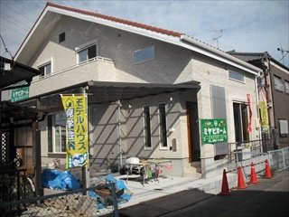 完成した最後に、モデルハウスをさせていただきました。施主様には感謝感激です。